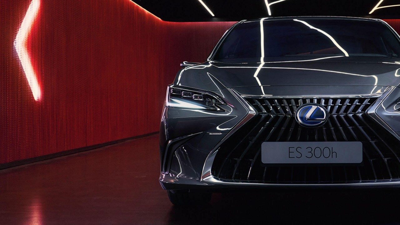 Close-up of the Lexus 300h front exterior